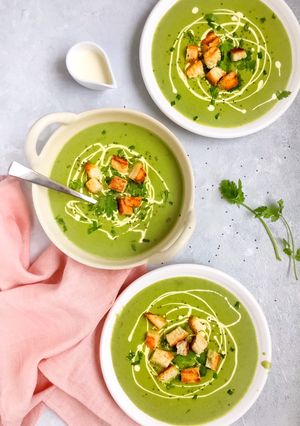 Creamy garlic-leek soup with crispy croutons.... রেসিপির প্রধান ছবি