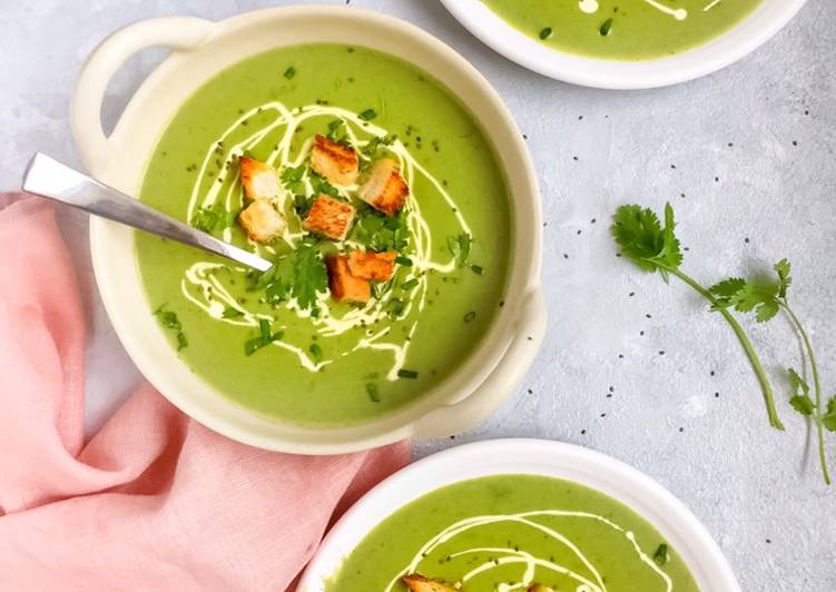 Creamy garlic-leek soup with crispy croutons...