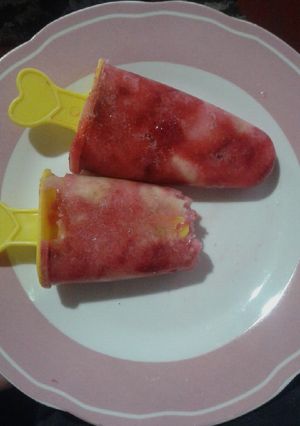 Una foto de Helados de frutilla con plátano y stevia