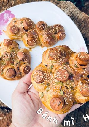 Hình của món Bánh mì hoa xúc xích.