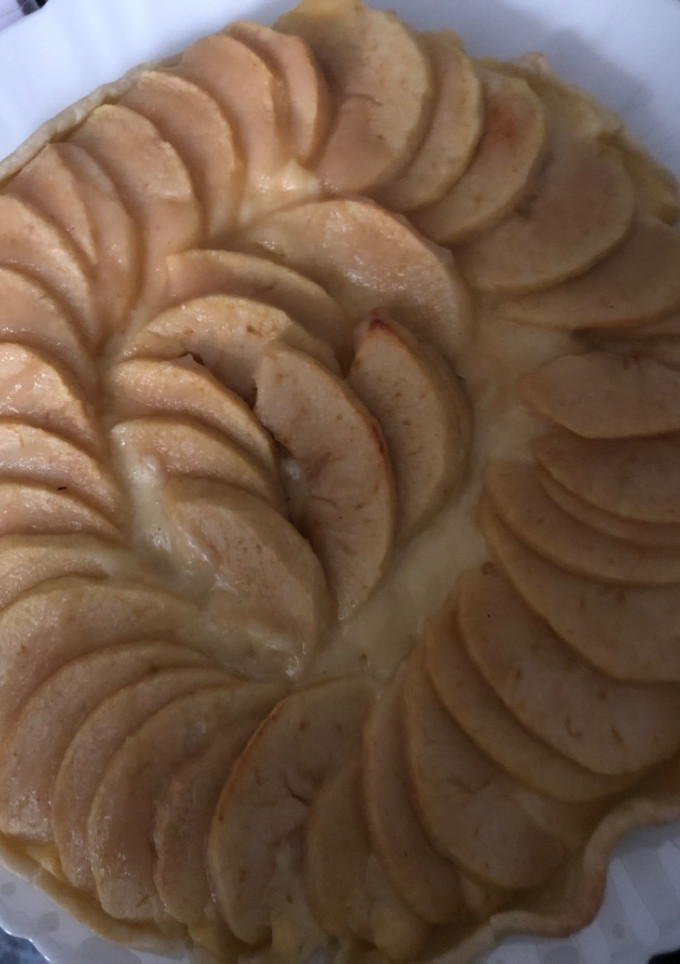 Una foto de 400. Tarta de manzana con crema pastelera (postre)