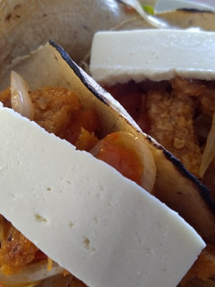 Una foto de Tacos de chicharrón en salsa mexicana