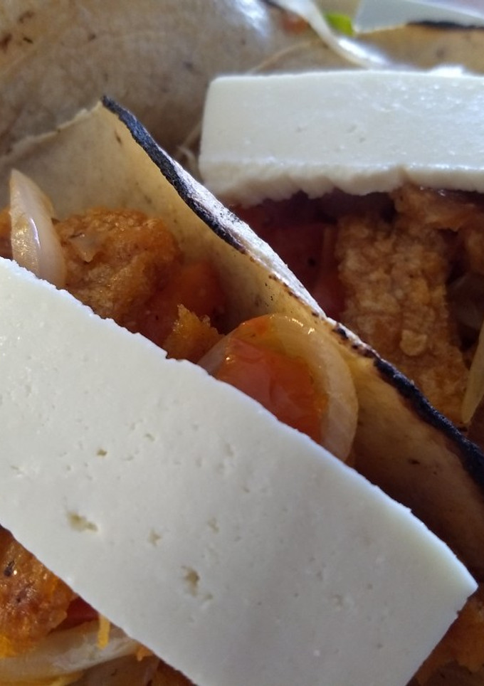 Una foto de Tacos de chicharrón en salsa mexicana