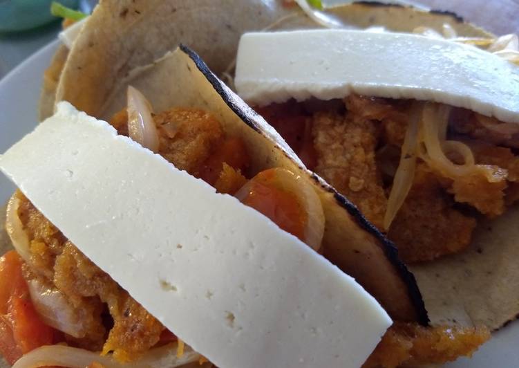 Tacos de chicharrón en salsa mexicana