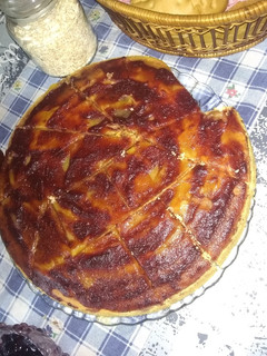 Una foto de Tarta con crema de limón y mermelada de frambuesas
