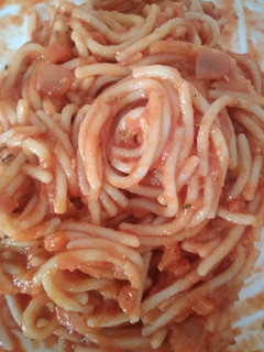 Una foto de Espaguetis en salsa 🍽️🍽️
