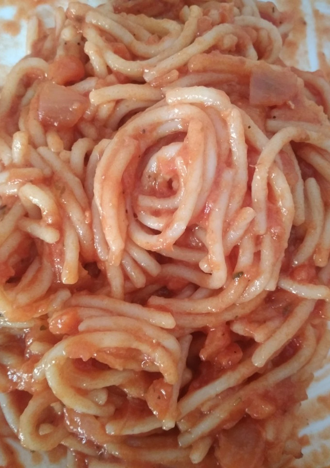 Una foto de Espaguetis en salsa 🍽️🍽️