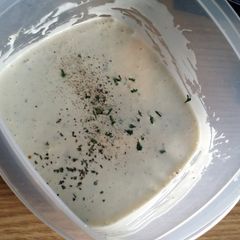 A picture of low calorie Ranch dressing.