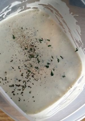 A picture of low calorie Ranch dressing.