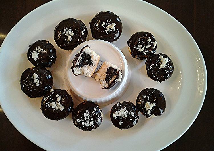 How to Make Perfect White Cupcakes with Chocolate Centers and Chocolate Glaze Icing