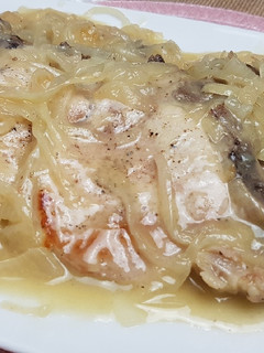 Una foto de Chuletas de cerdo encebolladas