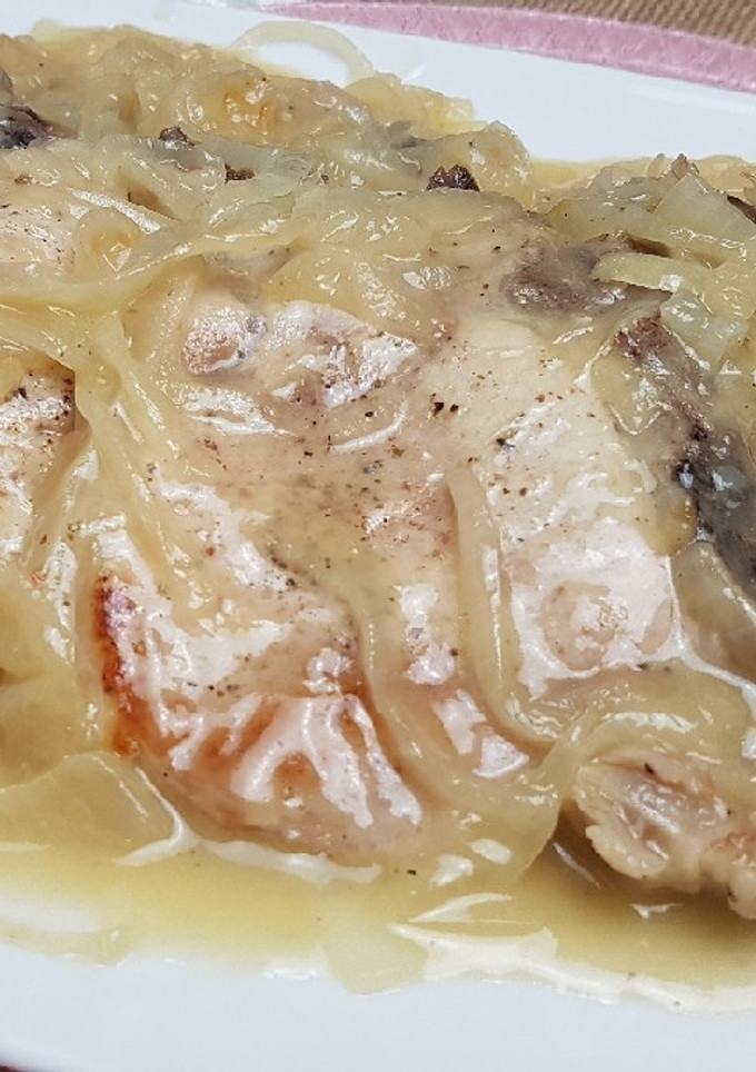Una foto de Chuletas de cerdo encebolladas