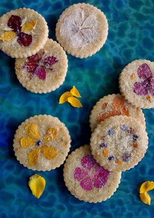 Una foto de Galletas con flores y aroma a limón