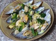 A picture of mussels in white wine sauce