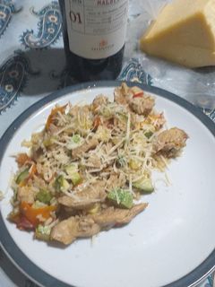 Una foto de Pata y muslo con vegetales