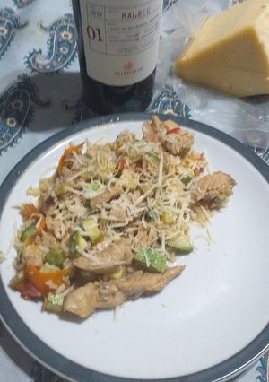 Una foto de Pata y muslo con vegetales