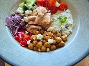Una foto de salsa con yogur griego