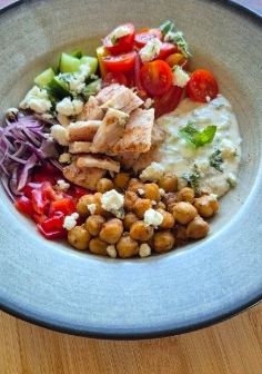 Una foto de Yummy bowl griego con tzatziki ligero