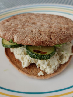 Una foto de Sándwich de requesón con calabacita