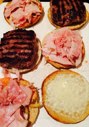 Una foto de Hamburguesa con jamón, queso y tomate