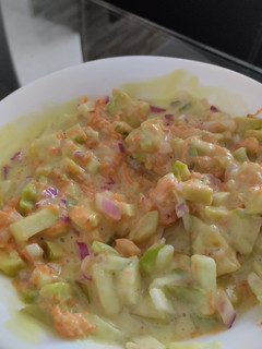 Una foto de Ensalada de manzana verde, zanahoria, cebolla morada, aguacate y mayonesa casera🍏🥑🧅🥕