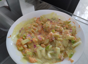 Una foto de Ensalada de manzana verde, zanahoria, cebolla morada, aguacate y mayonesa casera🍏🥑🧅🥕