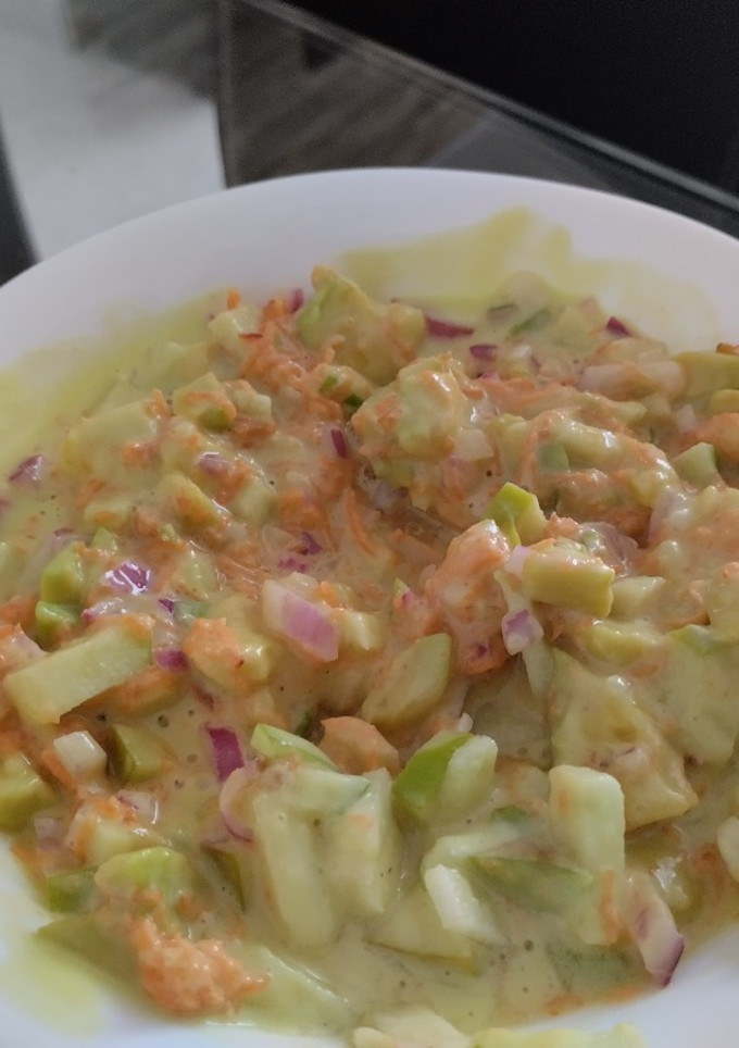Una foto de Ensalada de manzana verde, zanahoria, cebolla morada, aguacate y mayonesa casera🍏🥑🧅🥕