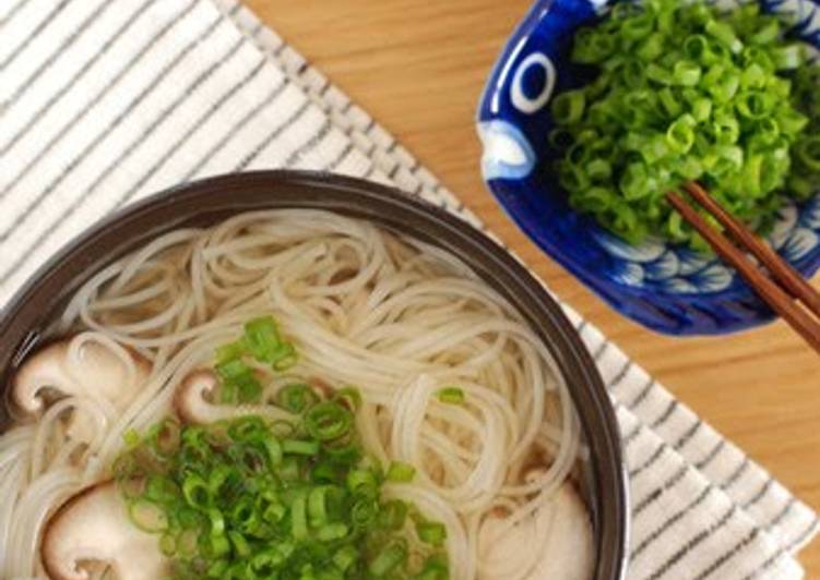 Tasty And Delicious of Simple Somen Noodles in Hot Soup