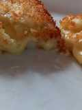 Estilo buñuelos de papa rellenos de queso muzzarella