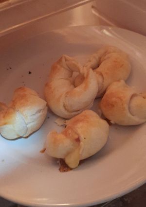 Una foto de Medialunas de jamón y queso con masa de tarta
