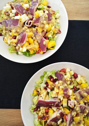 Una foto de Ensalada de frutas de otoño con jamón de pato y vinagreta de anacardos