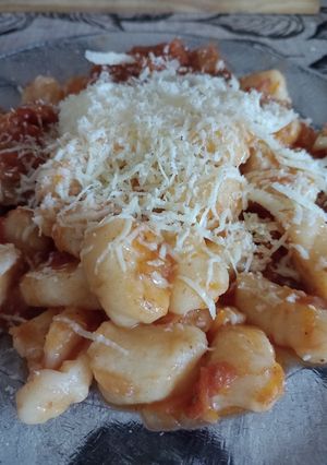 Una foto de Ñoquis de papas con lo que hay en la heladera