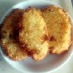 A picture of fried cassava patties (arepas de yucca).