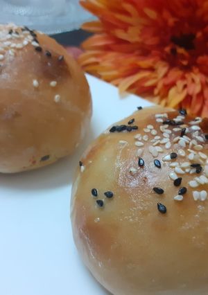 A picture of Paneer stuffed wheat buns.