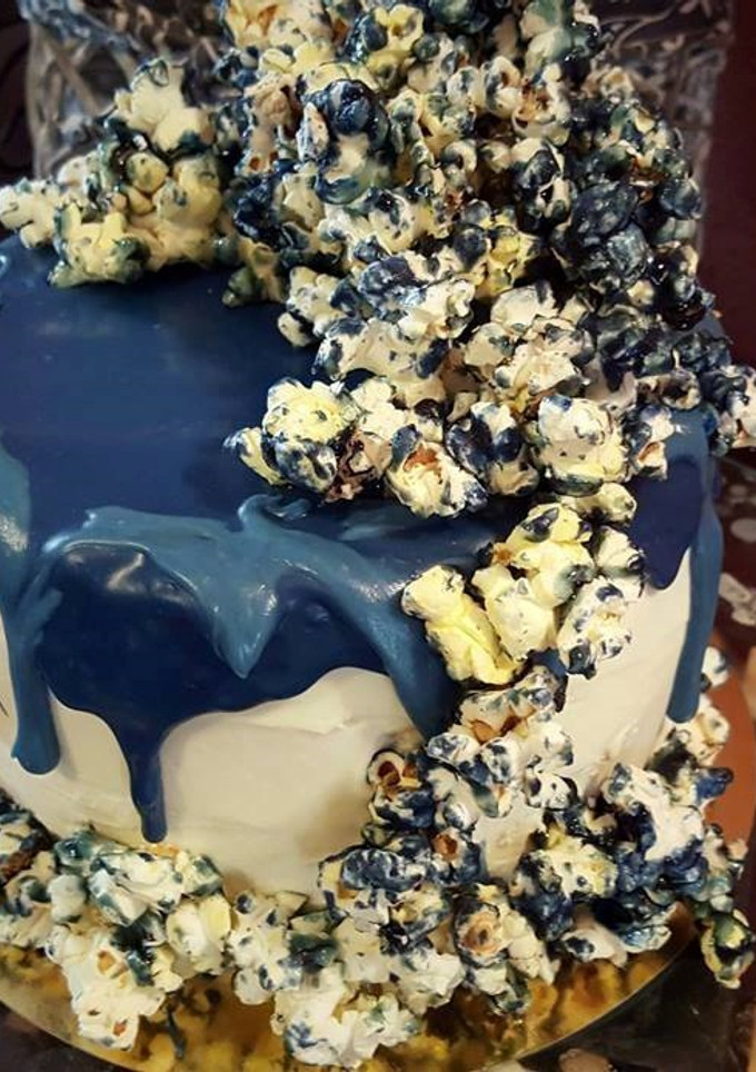 Una foto de Tarta Azul (Bizcocho blanco)
