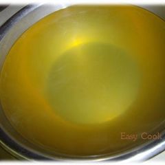 A picture of Golden Colored Basic Bonito Dashi.