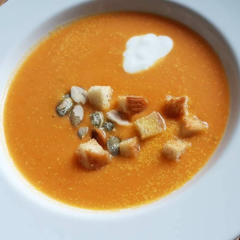 Тыквенный суп пюре классический рецепт пошаговый. Имбирно-тыквенный суп. Суп пюре из тыквы. Тыквенный крем суп фото. Тыквенный суп-пюре с сухариками.