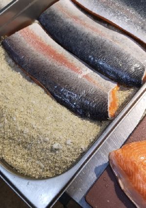 Una foto de Gravlax de truchas