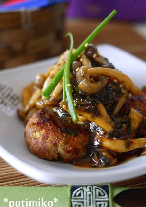 A picture of Kimchi Burger with Korean Seaweed Sauce.