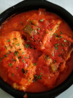 Una foto de Bacalao con tomate