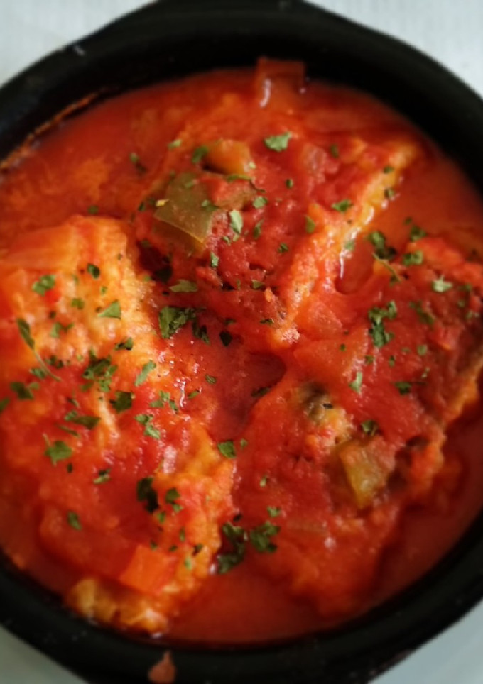 Una foto de Bacalao con tomate