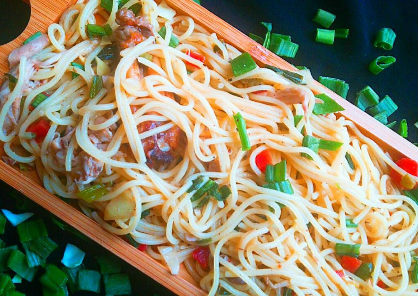 Green spinach and green onion spaghettis