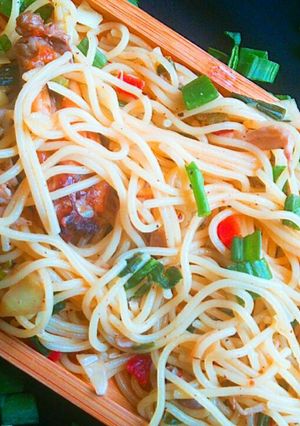 A picture of Green spinach and green onion spaghettis.