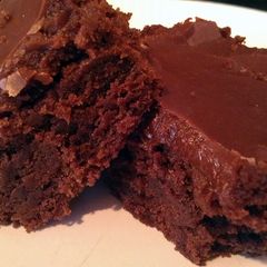 A picture of brownies with fudge icing.