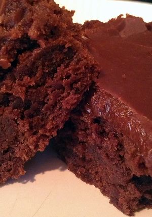 A picture of brownies with fudge icing.