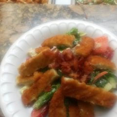 A picture of Crispy chicken salad.
