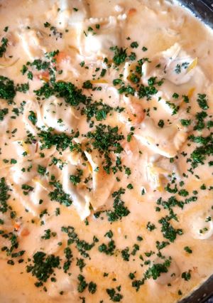 Una foto de Raviolones (al disco) con salsa de crema y camarones