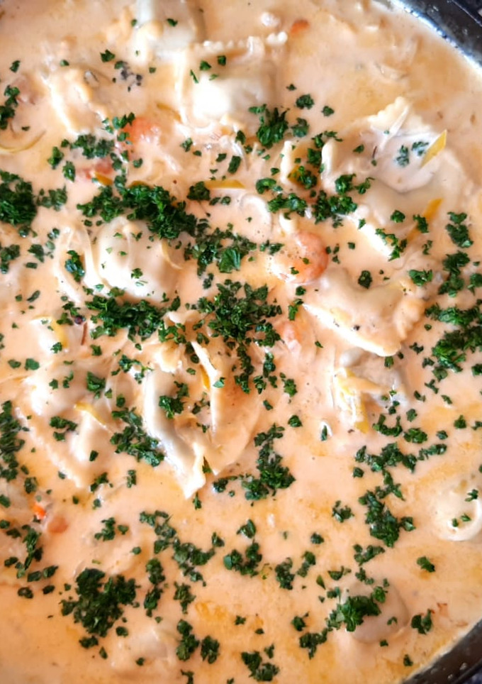 Una foto de Raviolones (al disco) con salsa de crema y camarones