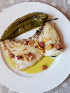 Una foto de Bacalao Skrei con refrito de ajos y jamón