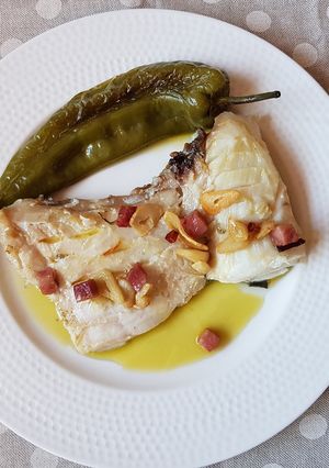 Una foto de Bacalao Skrei con refrito de ajos y jamón